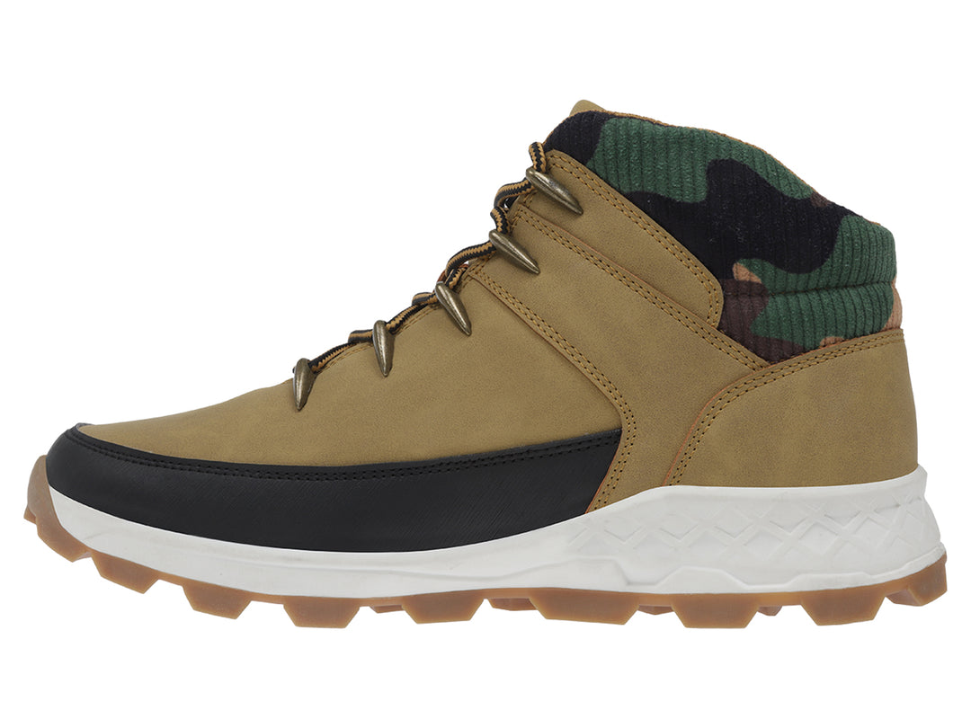 Botín deportivo K-Swiss color miel con cuello camuflaje, suela blanca y base café.