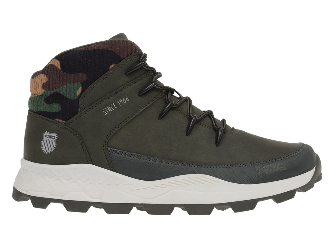 Botín deportivo K-Swiss color olivo con cuello camuflaje y suela blanca.