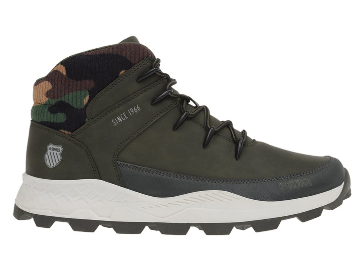 Botín deportivo K-Swiss color olivo con cuello camuflaje y suela blanca.
