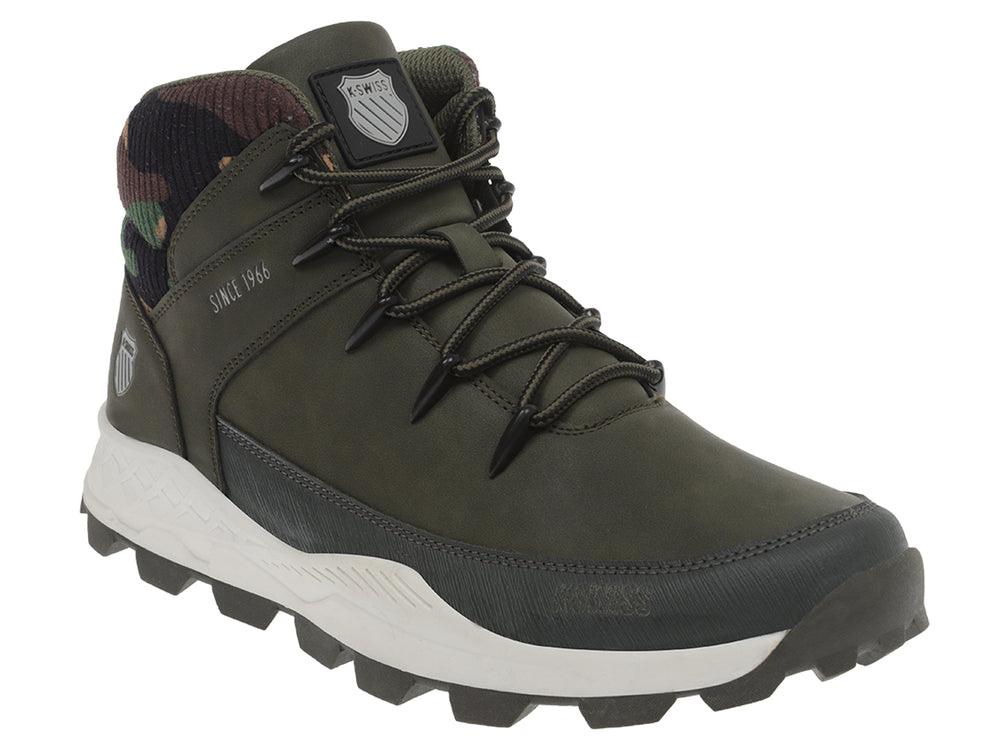 Botín deportivo K-Swiss color olivo con cuello camuflaje y suela blanca.