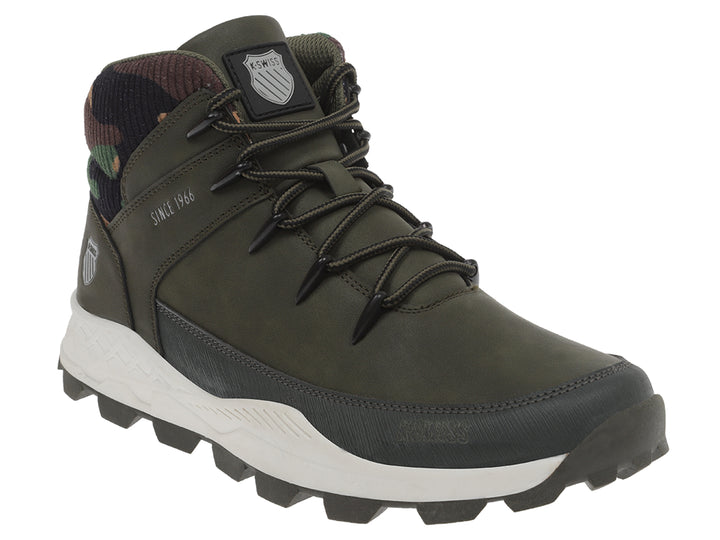 Botín deportivo K-Swiss color olivo con cuello camuflaje y suela blanca.