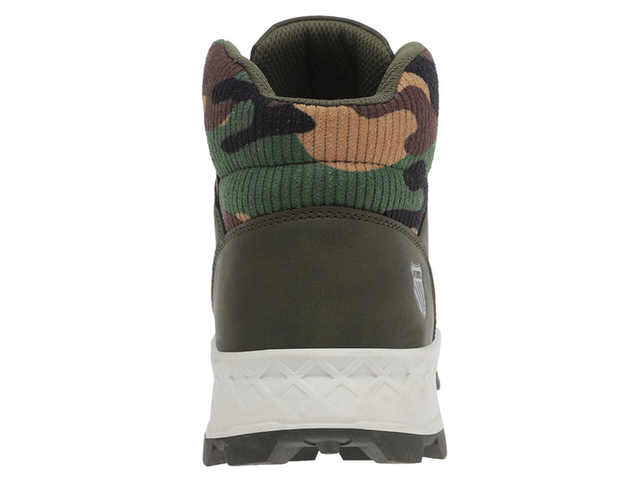 Botín deportivo K-Swiss color olivo con cuello camuflaje y suela blanca.