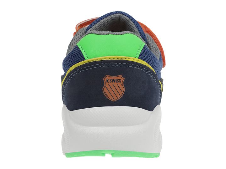 Tenis deportivos K-Swiss para niño en color azul marino con detalles en naranja y verde, suela blanca y cierre de velcro.