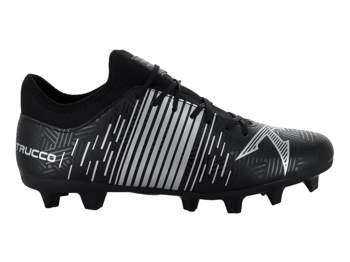 Calzado de fútbol Leon Trucco en color negro con detalles de rayas plateadas y tacos para pasto.