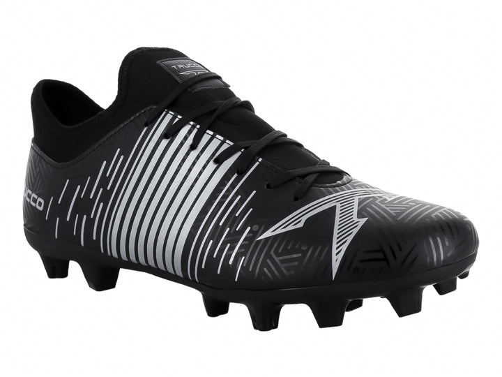 Calzado de fútbol Leon Trucco en color negro con detalles de rayas plateadas y tacos para pasto.