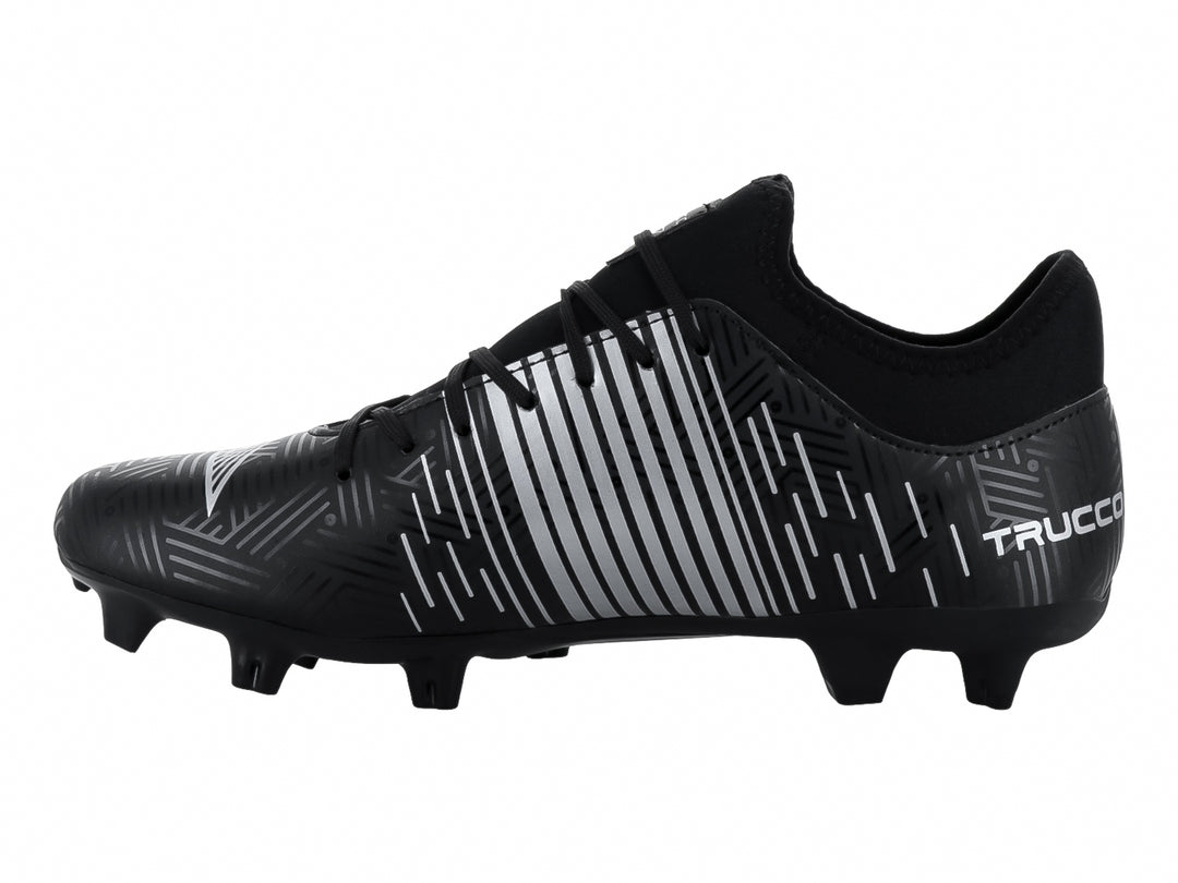 Calzado de fútbol Leon Trucco en color negro con detalles de rayas plateadas y tacos para pasto.