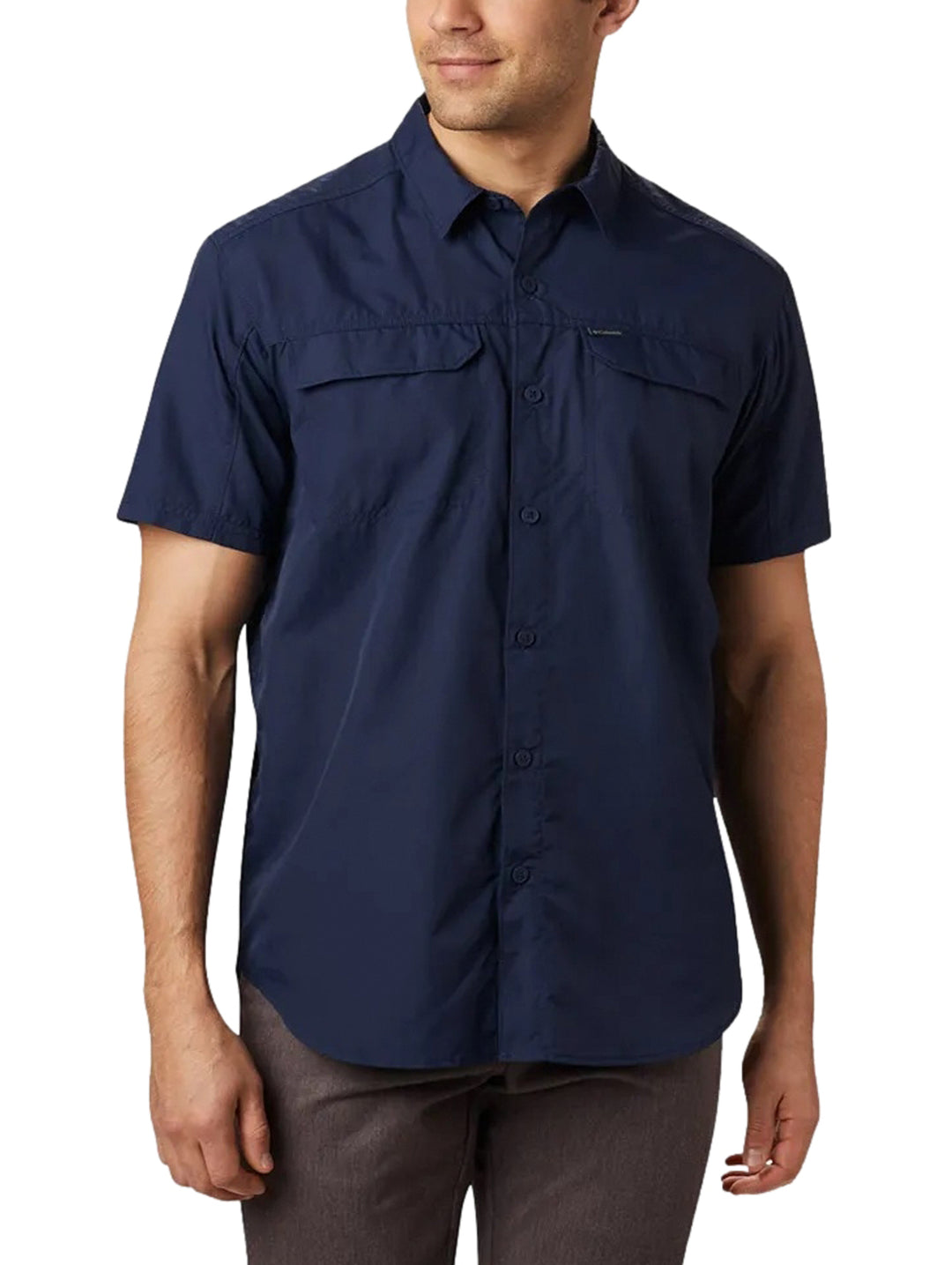 Camisa Columbia de manga corta en color azul marino con bolsillos en el pecho y cuello.