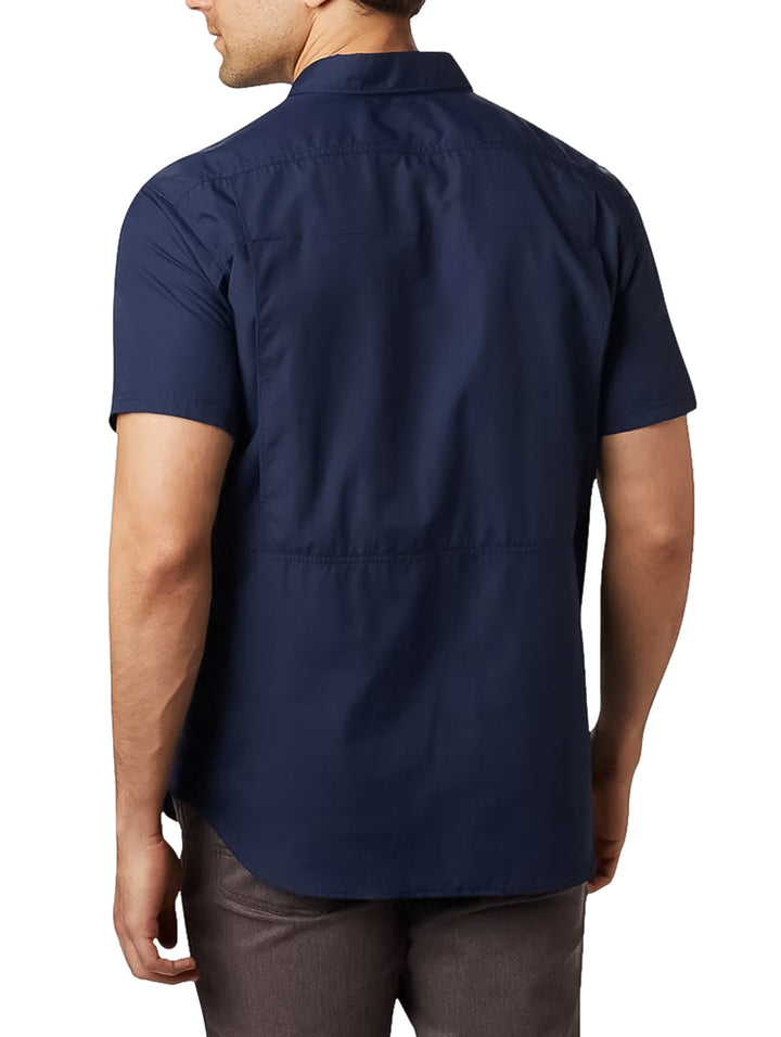 Camisa Columbia de manga corta en color azul marino con bolsillos en el pecho y cuello.