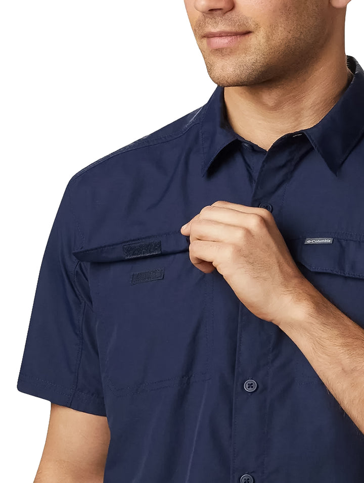 Camisa Columbia de manga corta en color azul marino con bolsillos en el pecho y cuello.