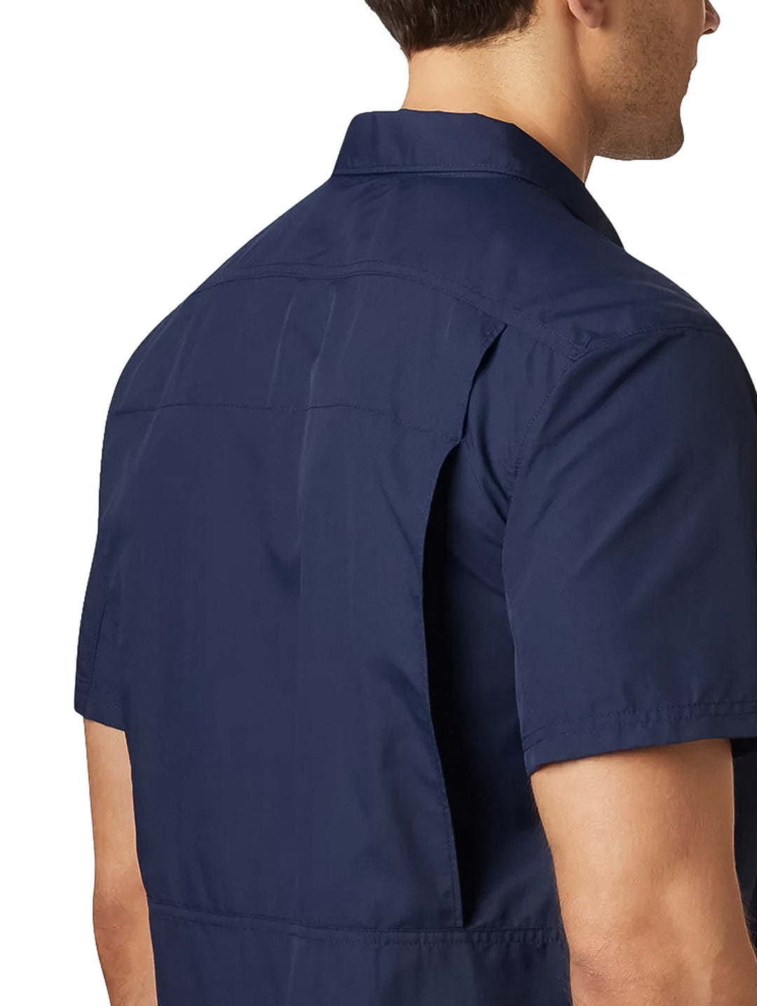 Camisa Columbia de manga corta en color azul marino con bolsillos en el pecho y cuello.
