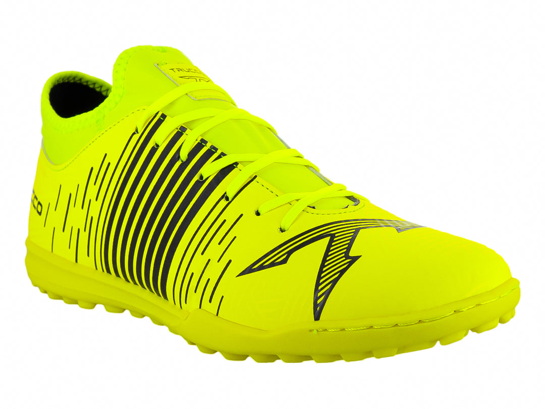 Zapato de fútbol Leon Trucco color amarillo neón con rayas negras y suela para pasto sintético.