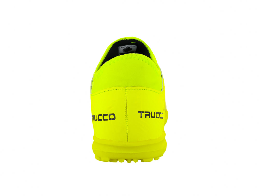 Zapato de fútbol Leon Trucco color amarillo neón con rayas negras y suela para pasto sintético.