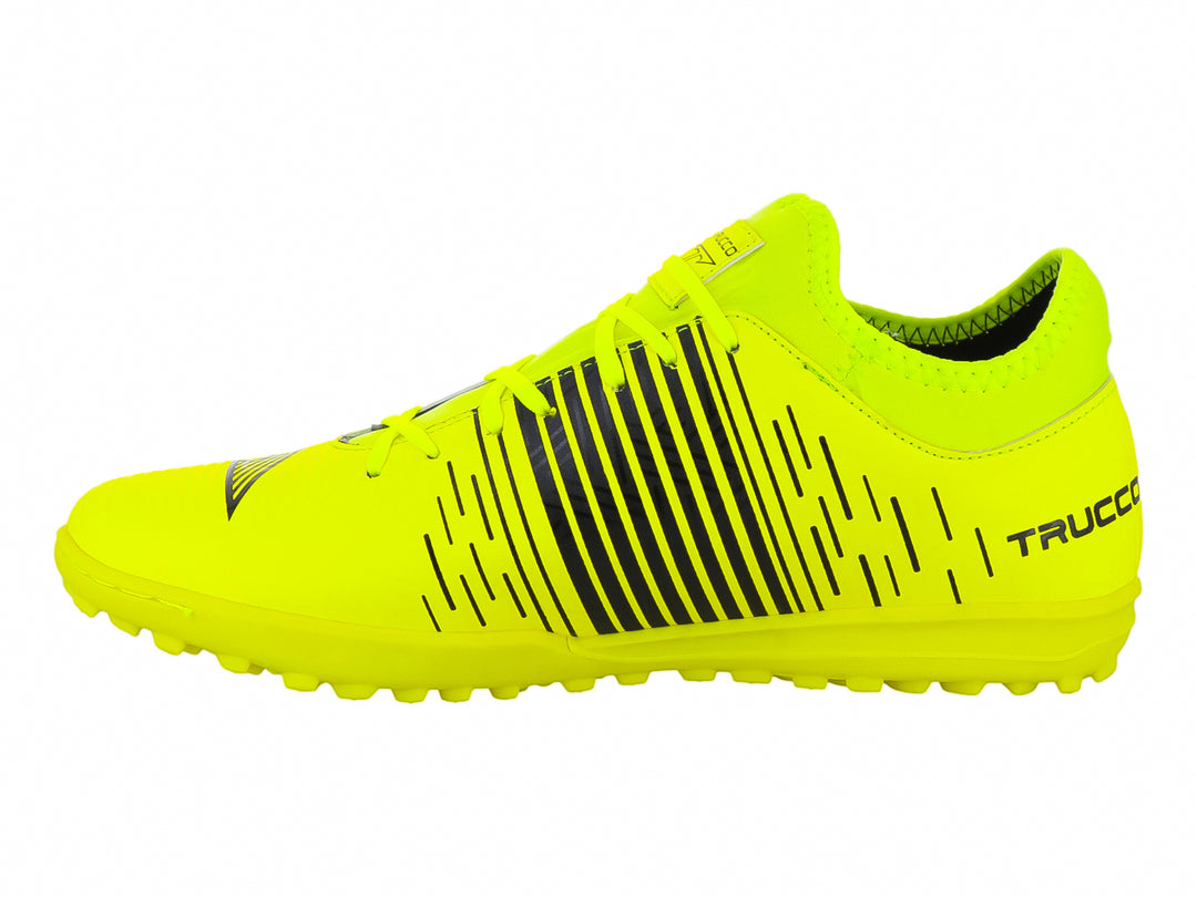 Zapato de fútbol Leon Trucco color amarillo neón con rayas negras y suela para pasto sintético.