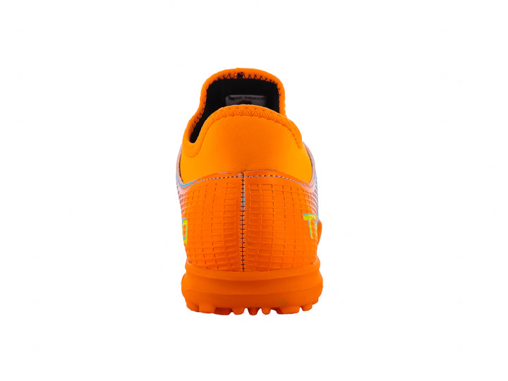Zapato de fútbol Leon Trucco en colores azul y naranja con suela para césped sintético.