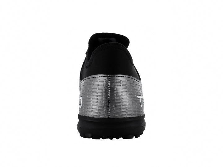 Zapato de fútbol Leon Trucco en color negro y plateado con franjas blancas laterales y suela negra.