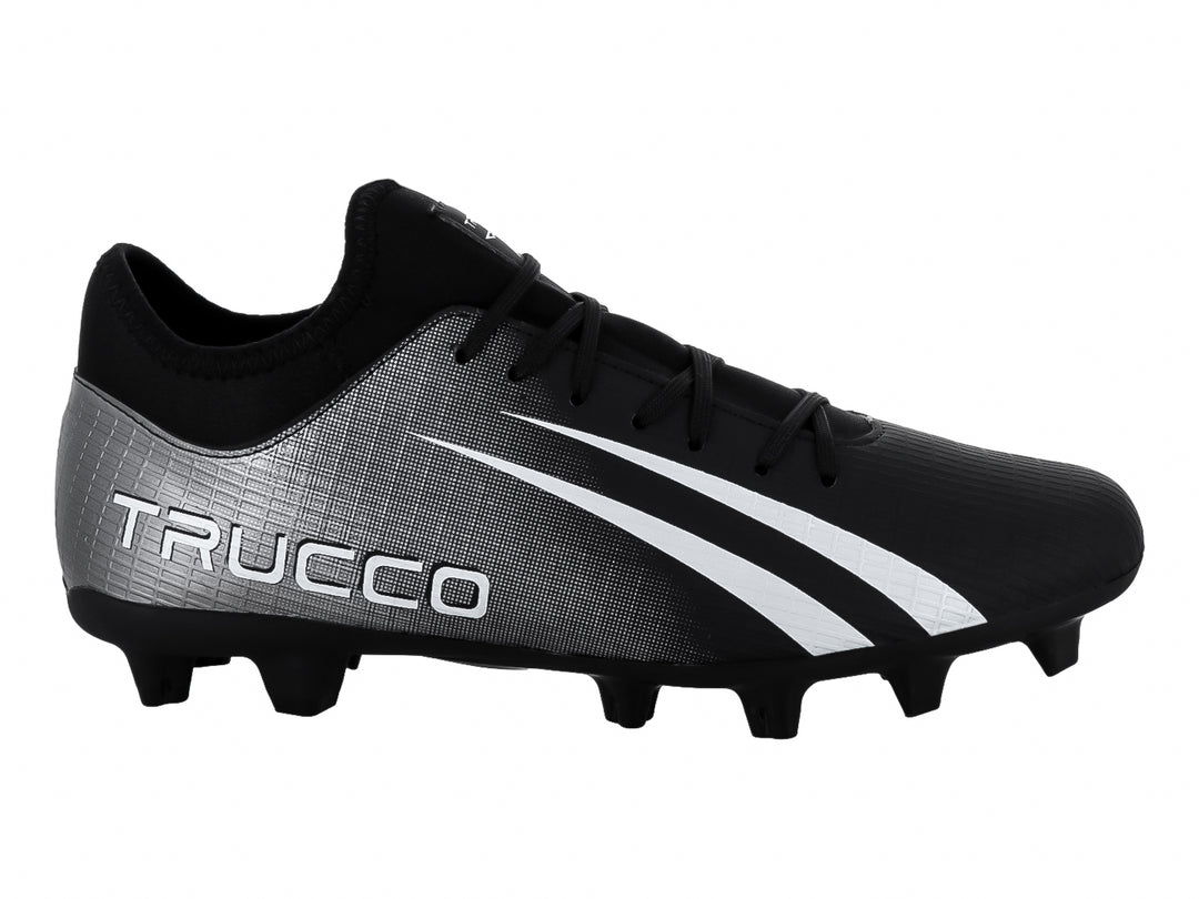 Botín de fútbol Leon Trucco color negro con sección trasera plateada y franjas blancas laterales.