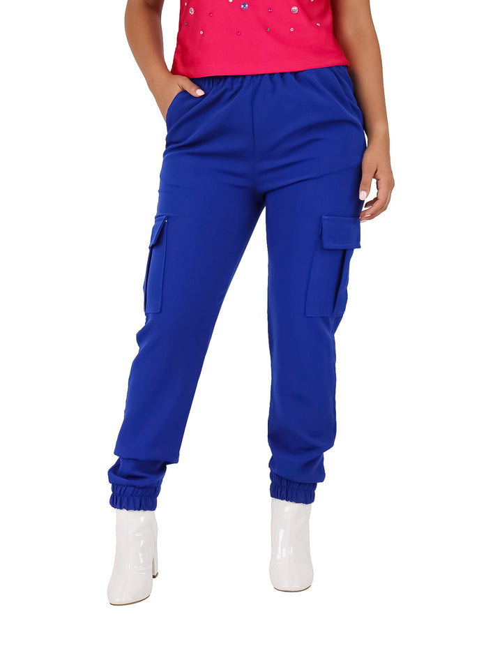 Pantalones tipo jogger color azul royal con bolsillos laterales y puños elásticos en los tobillos.