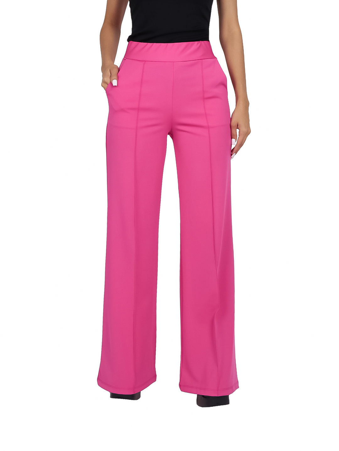 Pantalón ancho color fucsia con bolsillos y costuras frontales.