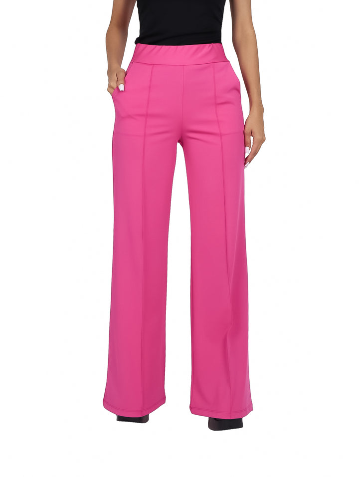 Pantalón ancho color fucsia con bolsillos y costuras frontales.