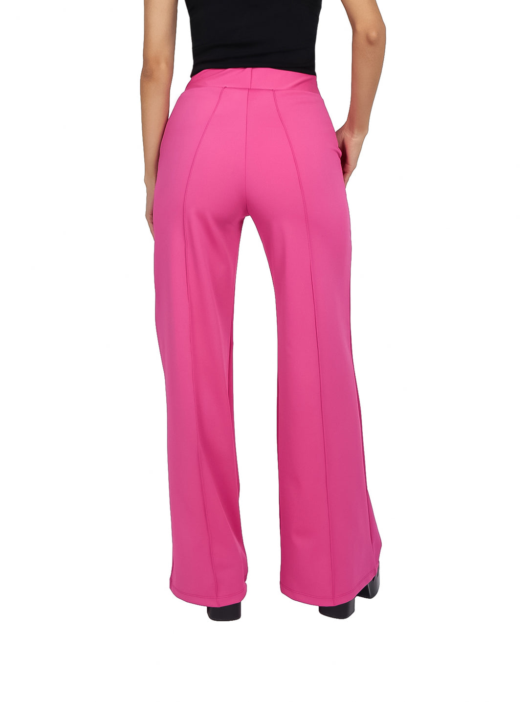 Pantalón ancho color fucsia con bolsillos y costuras frontales.