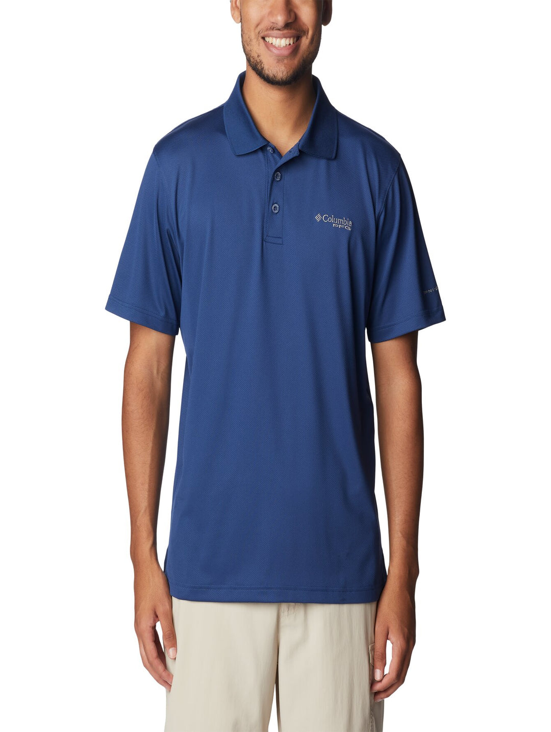 Hombre vistiendo una playera polo de color azul marca Columbia con cuello y botones.