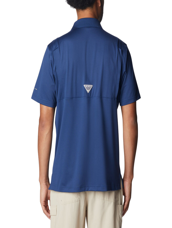 Hombre vistiendo una playera polo de color azul marca Columbia con cuello y botones.