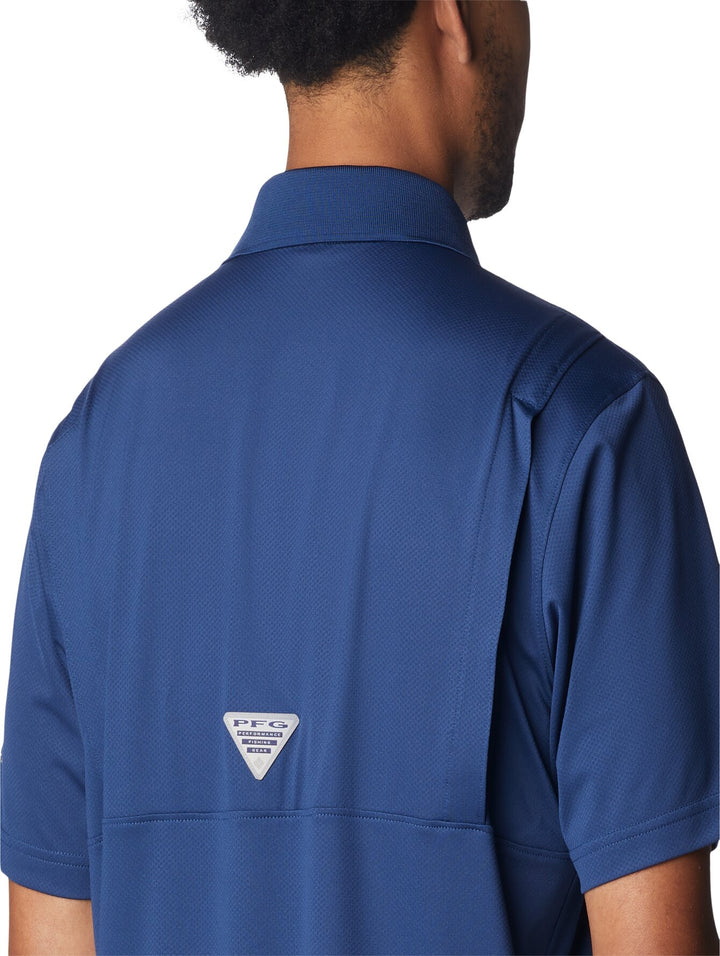 Hombre vistiendo una playera polo de color azul marca Columbia con cuello y botones.