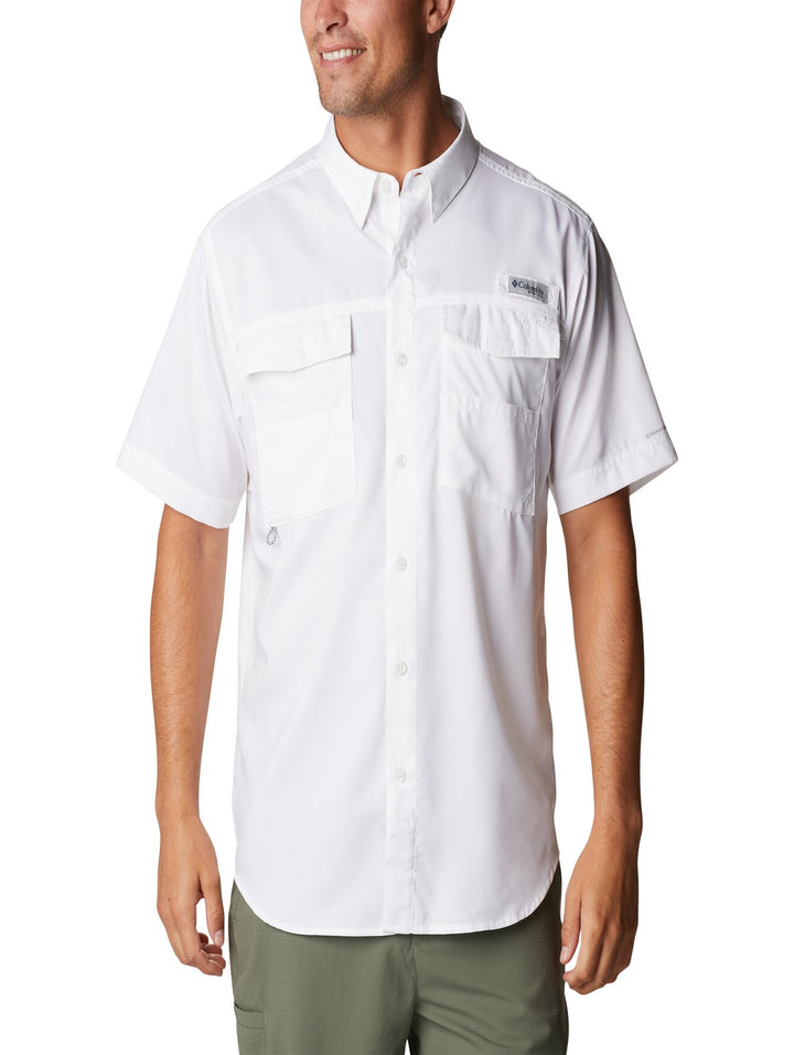 Hombre vistiendo una camisa Columbia blanca de manga corta con bolsillos frontales.