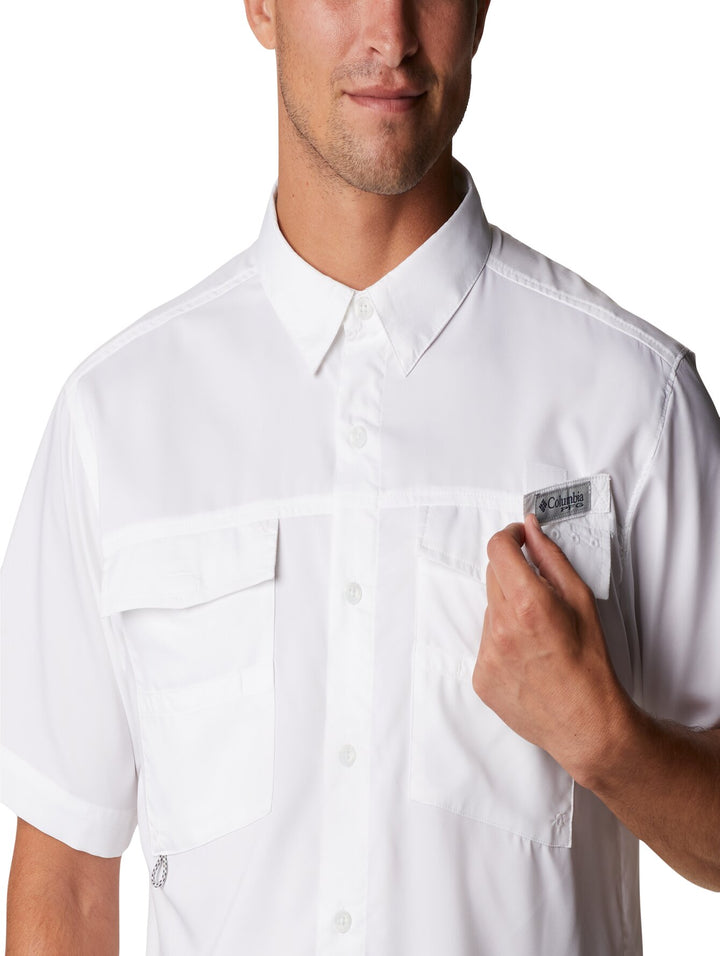 Hombre vistiendo una camisa Columbia blanca de manga corta con bolsillos frontales.