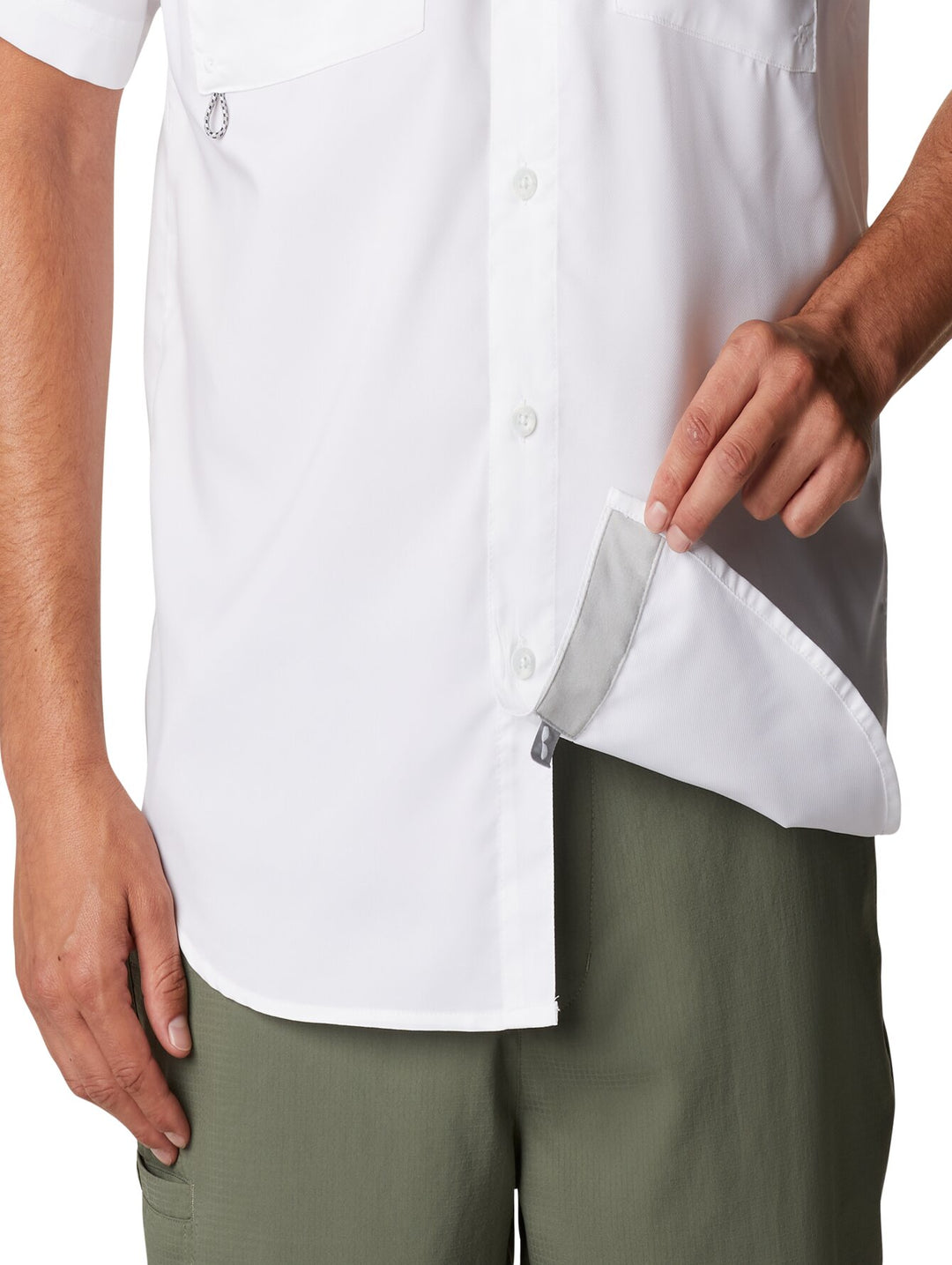 Hombre vistiendo una camisa Columbia blanca de manga corta con bolsillos frontales.