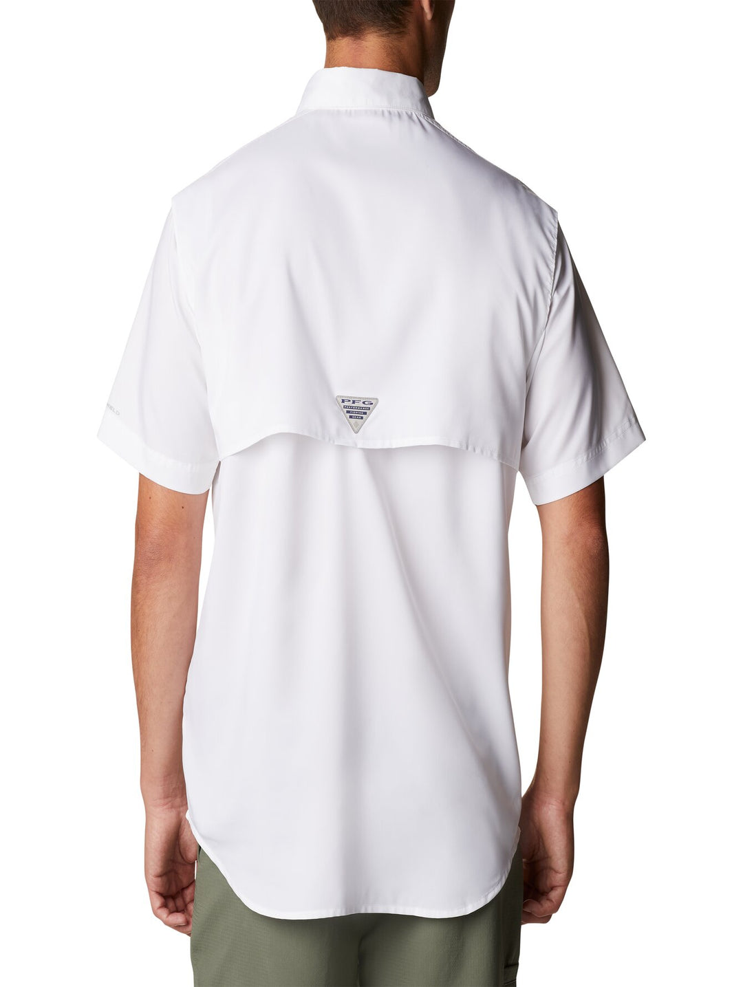 Hombre vistiendo una camisa Columbia blanca de manga corta con bolsillos frontales.