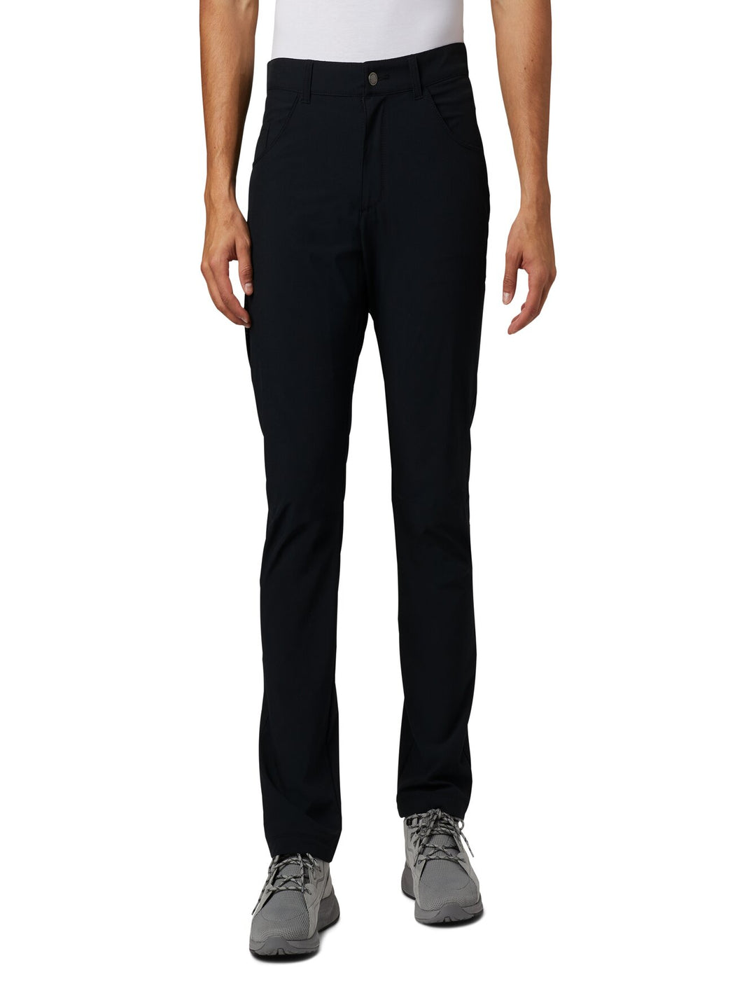 Hombre vistiendo pantalones Columbia Outdoor Elements Stretch en color negro y calzado gris.