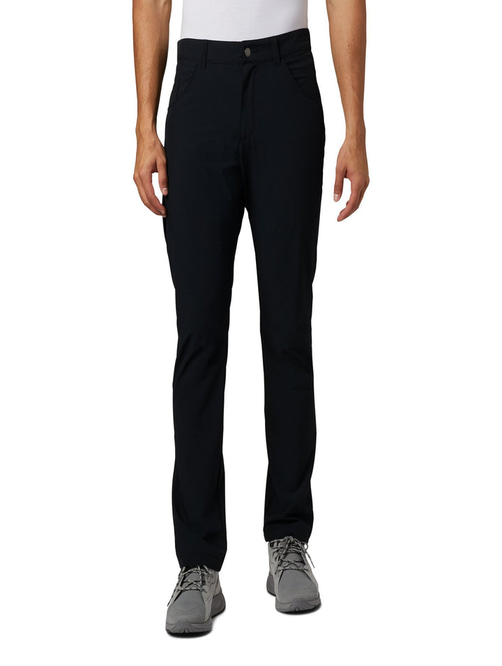 Hombre vistiendo pantalones Columbia Outdoor Elements Stretch en color negro y calzado gris.