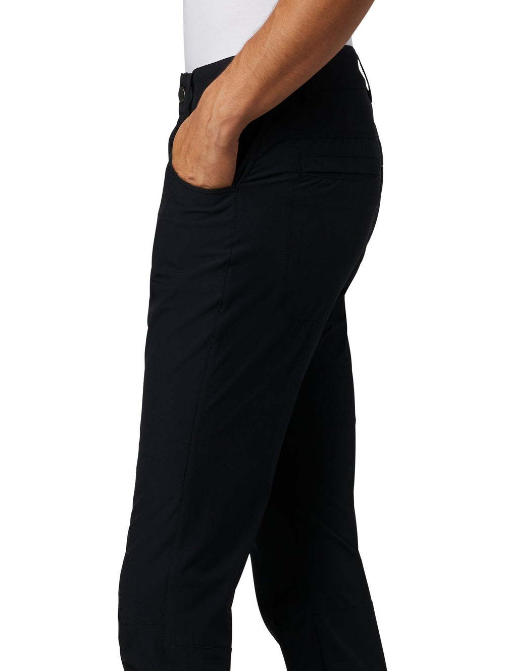 Hombre vistiendo pantalones Columbia Outdoor Elements Stretch en color negro y calzado gris.