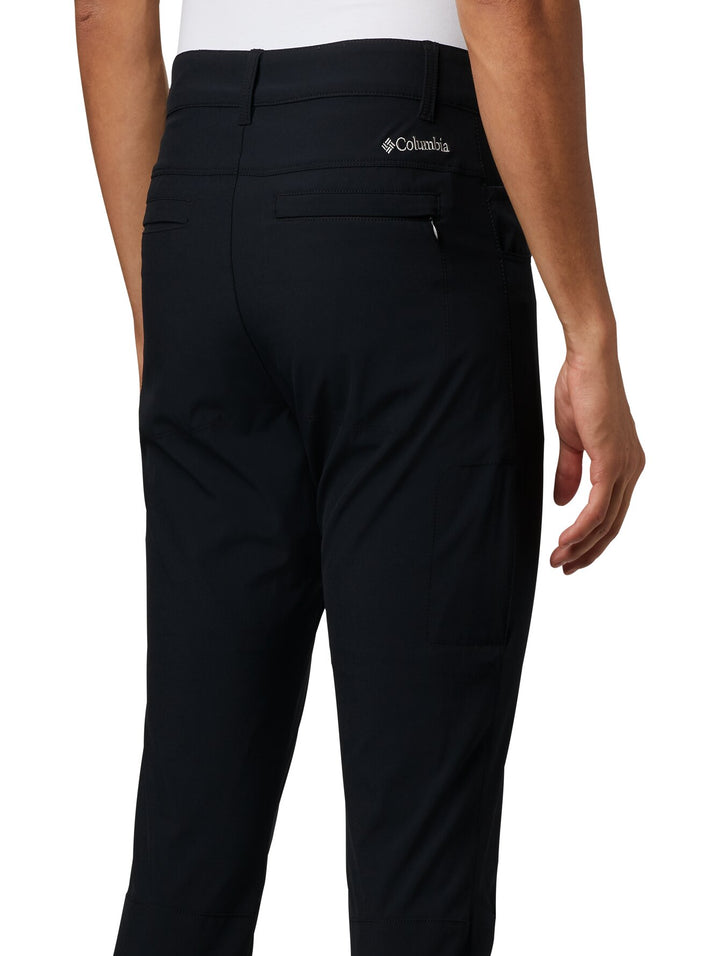 Hombre vistiendo pantalones Columbia Outdoor Elements Stretch en color negro y calzado gris.