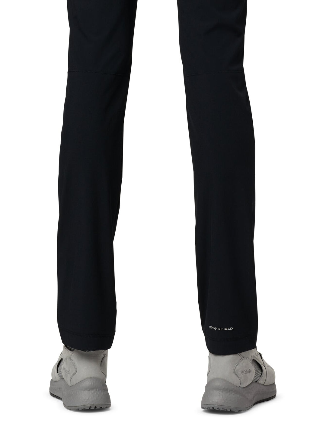 Hombre vistiendo pantalones Columbia Outdoor Elements Stretch en color negro y calzado gris.