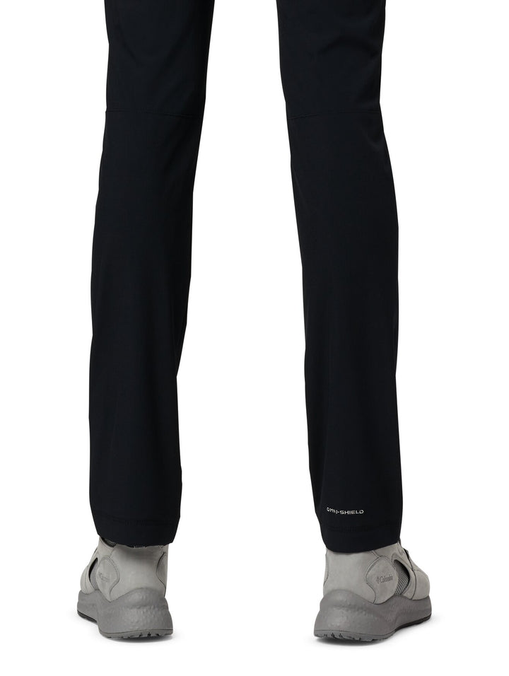 Hombre vistiendo pantalones Columbia Outdoor Elements Stretch en color negro y calzado gris.