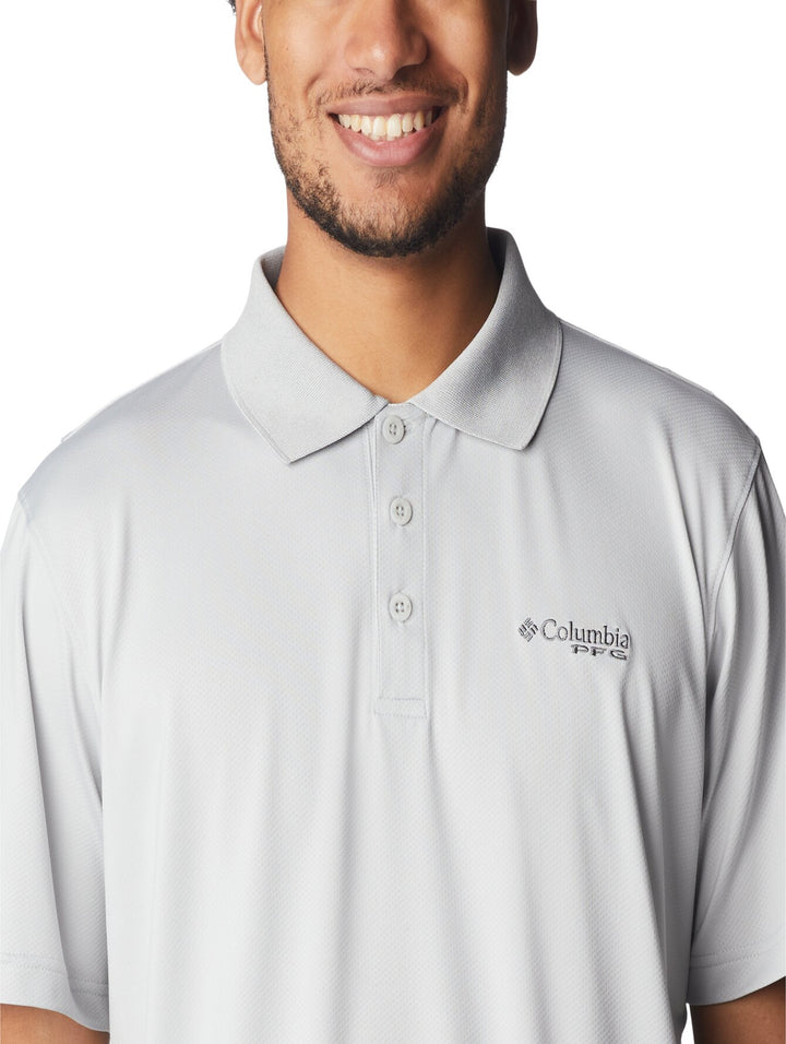 Camiseta polo Columbia PFG en color gris claro con cuello y botones.