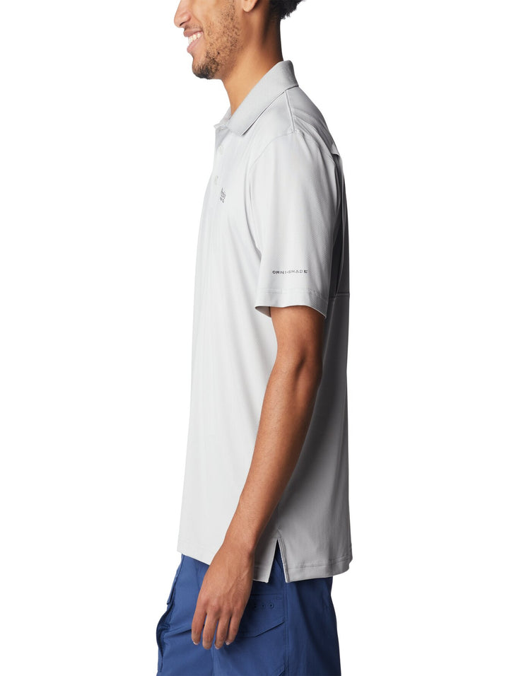 Camiseta polo Columbia PFG en color gris claro con cuello y botones.