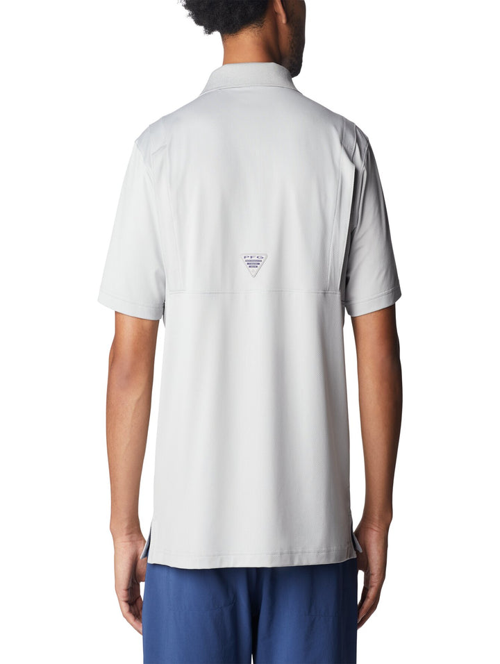 Camiseta polo Columbia PFG en color gris claro con cuello y botones.