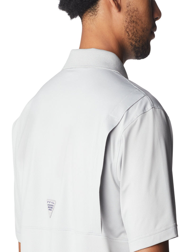 Camiseta polo Columbia PFG en color gris claro con cuello y botones.