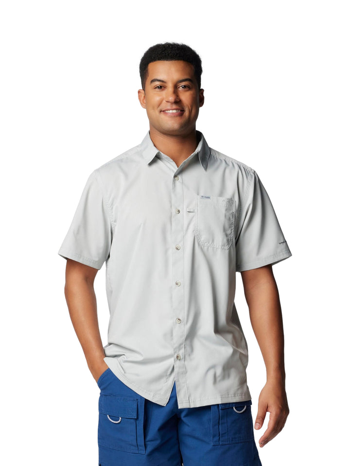Hombre vistiendo una camisa Columbia PFG de manga corta en color gris claro.