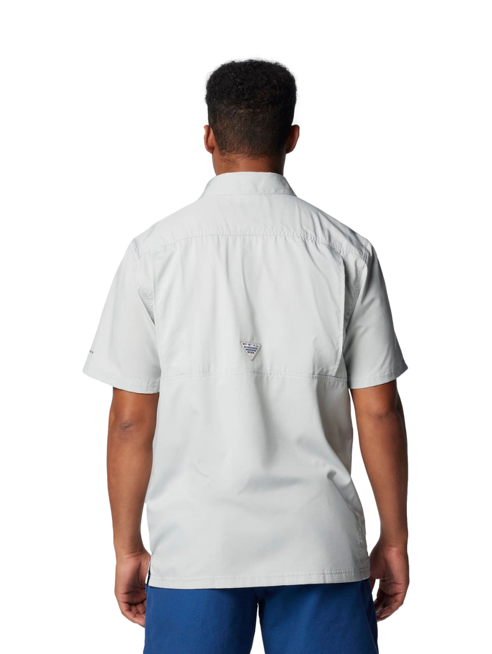 Hombre vistiendo una camisa Columbia PFG de manga corta en color gris claro.