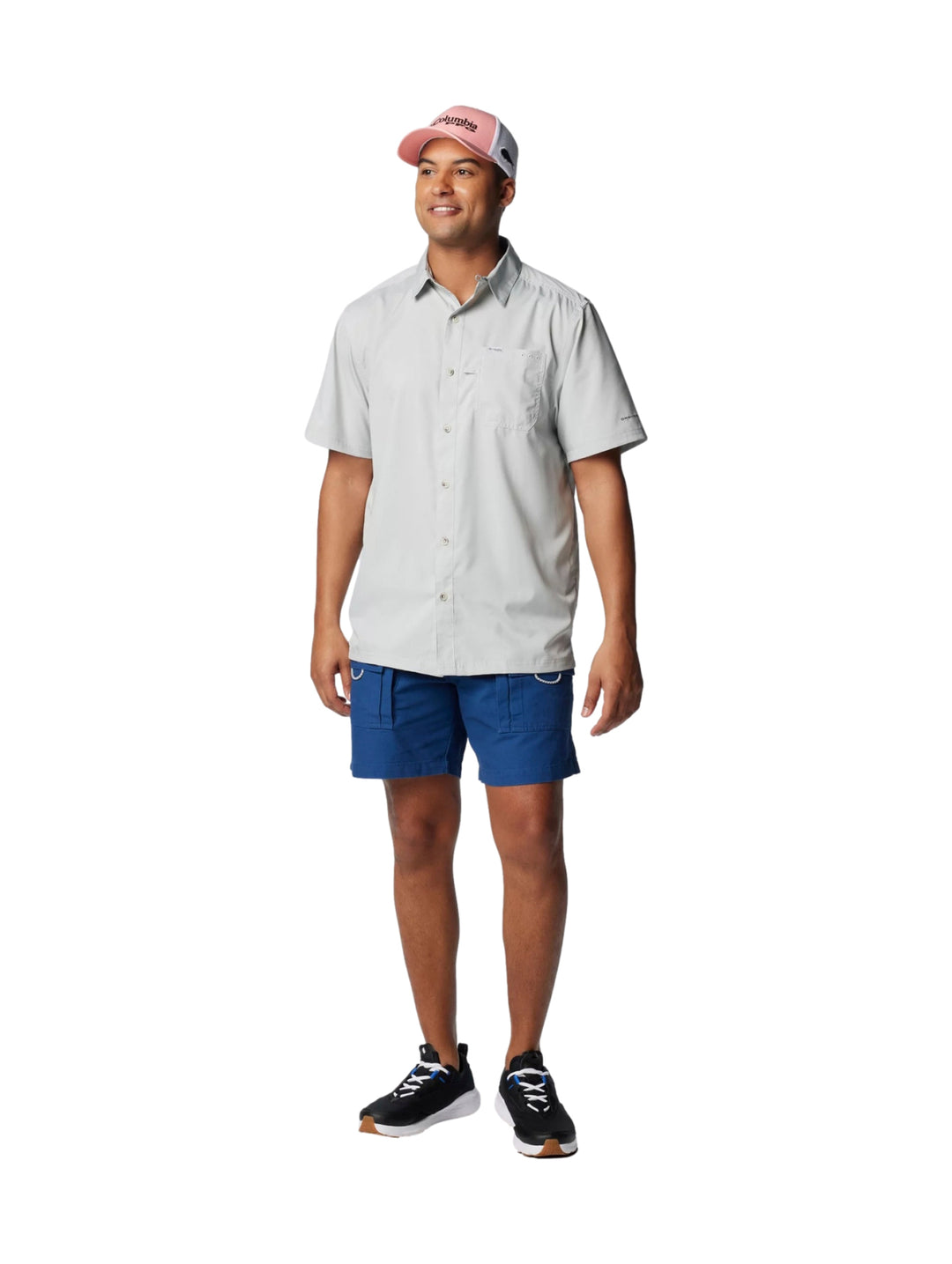 Hombre vistiendo una camisa Columbia PFG de manga corta en color gris claro.