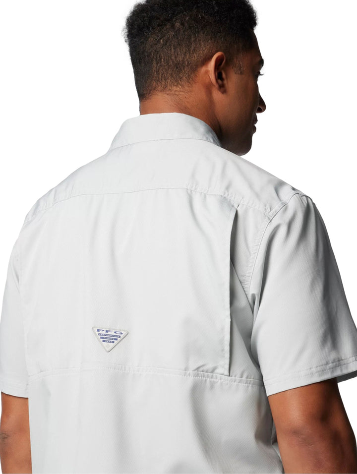 Hombre vistiendo una camisa Columbia PFG de manga corta en color gris claro.