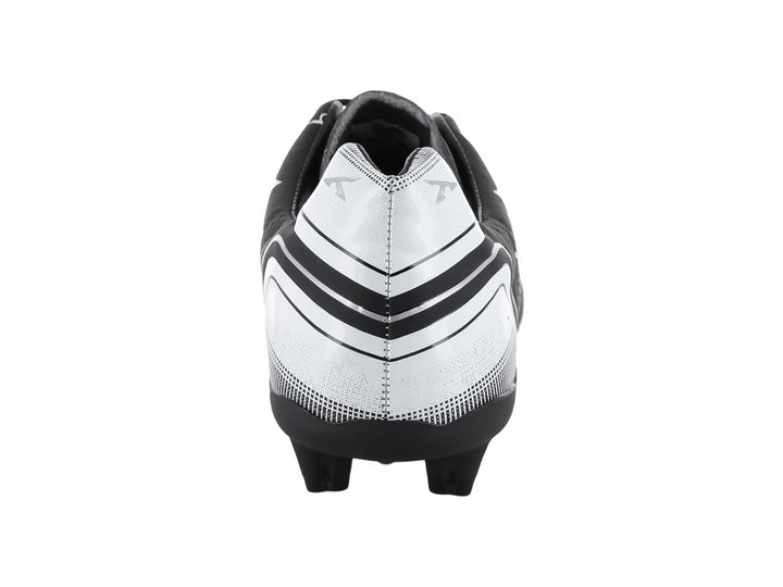 Zapato de fútbol Leon Trucco color negro con detalles en blanco y tacos para pasto natural.