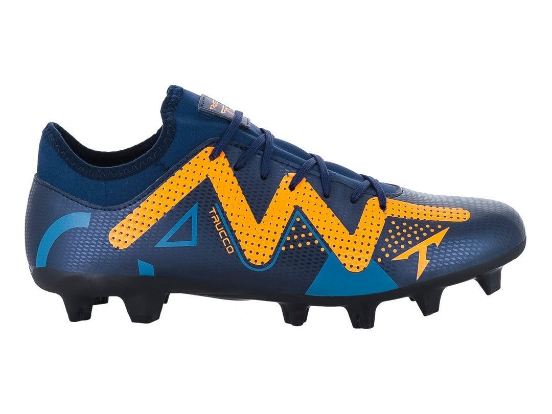 Zapato de fútbol Leon Trucco color azul marino con detalles geométricos en naranja y suela de tacos.