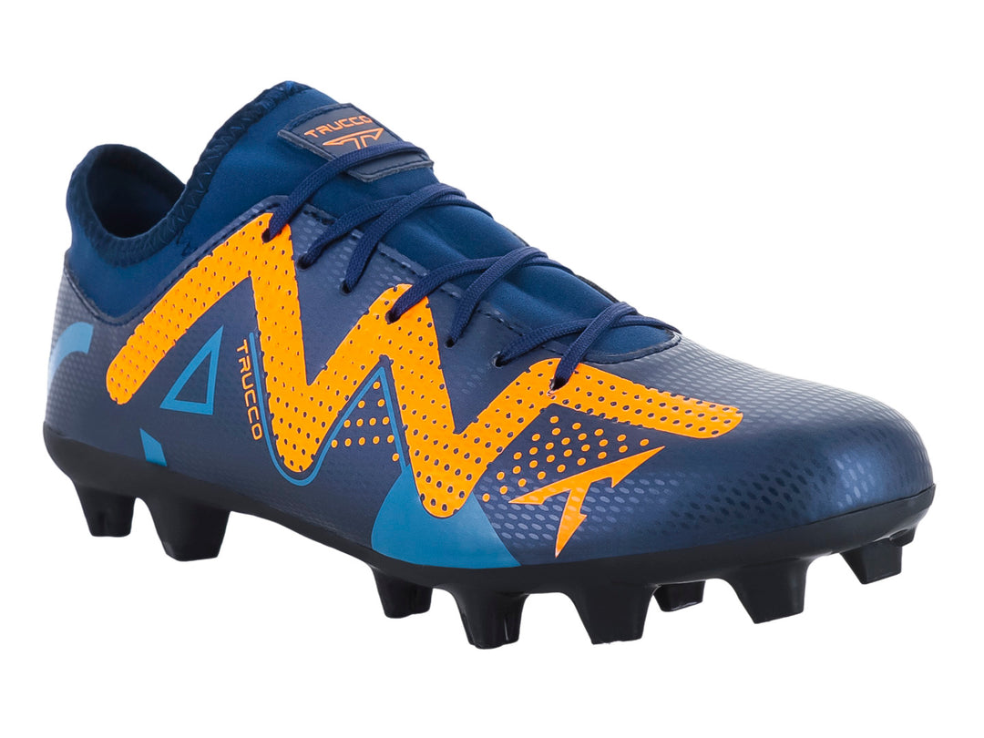 Zapato de fútbol Leon Trucco color azul marino con detalles geométricos en naranja y suela de tacos.