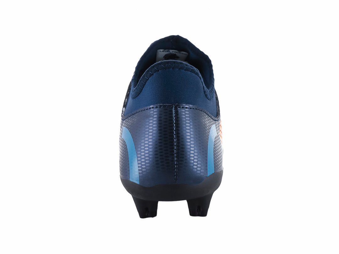 Zapato de fútbol Leon Trucco color azul marino con detalles geométricos en naranja y suela de tacos.