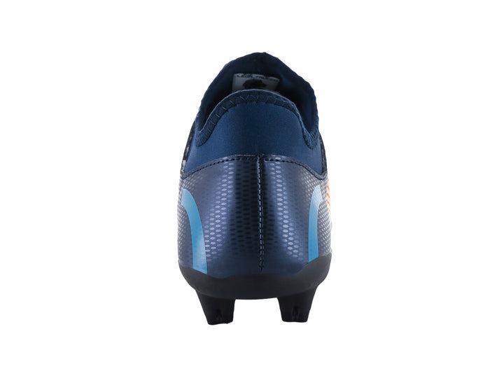 Zapato de fútbol Leon Trucco color azul marino con detalles geométricos en naranja y suela de tacos.